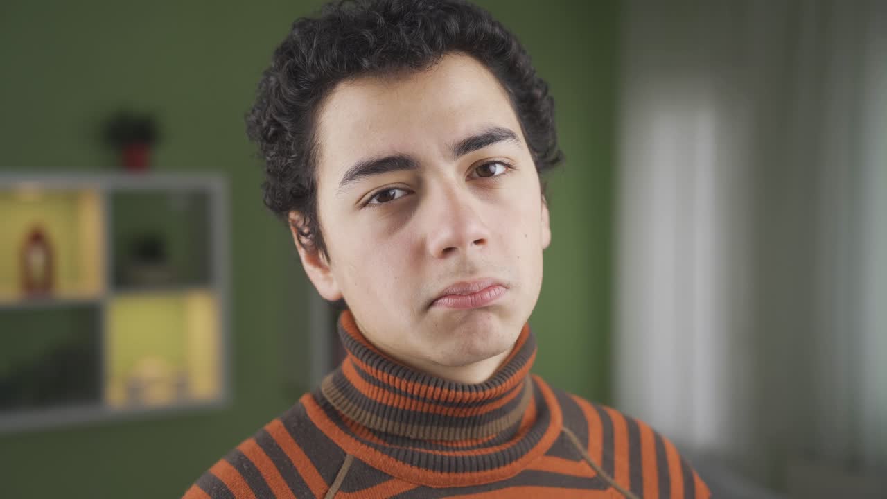 un joven infeliz y deprimido.