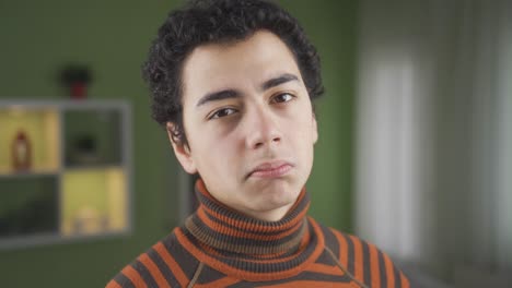 un joven infeliz y deprimido.