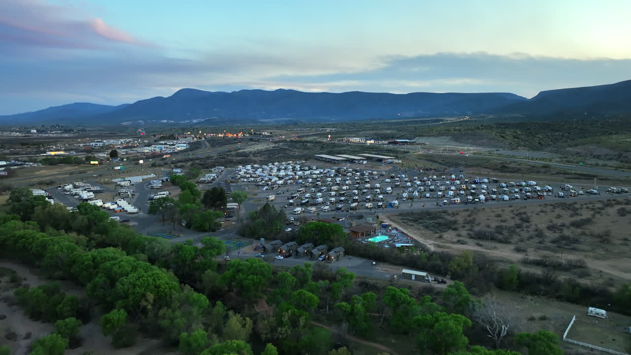 밤 에 주차장 에 있는 캠퍼 밴 의 공중 시상