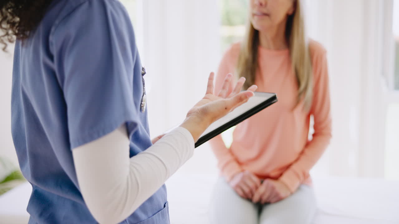 resultados, tableta o manos de la enfermera consultora