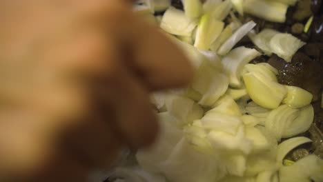 cocinar rebanadas de cebollas en una sartén con setas 04