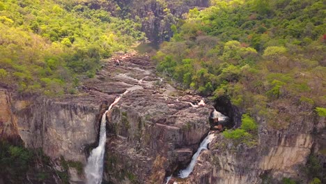 Ataque-De-Pájaro-En-Cascada-Jurásica---Chapada-Dos-Veadeiros,-Brasil