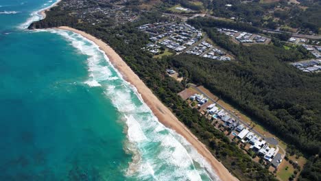 Vista-Panorámica-Del-Promontorio-De-White-Bluff-Y-La-Playa-De-Zafiro-En-Nueva-Gales-Del-Sur---Toma-Aérea