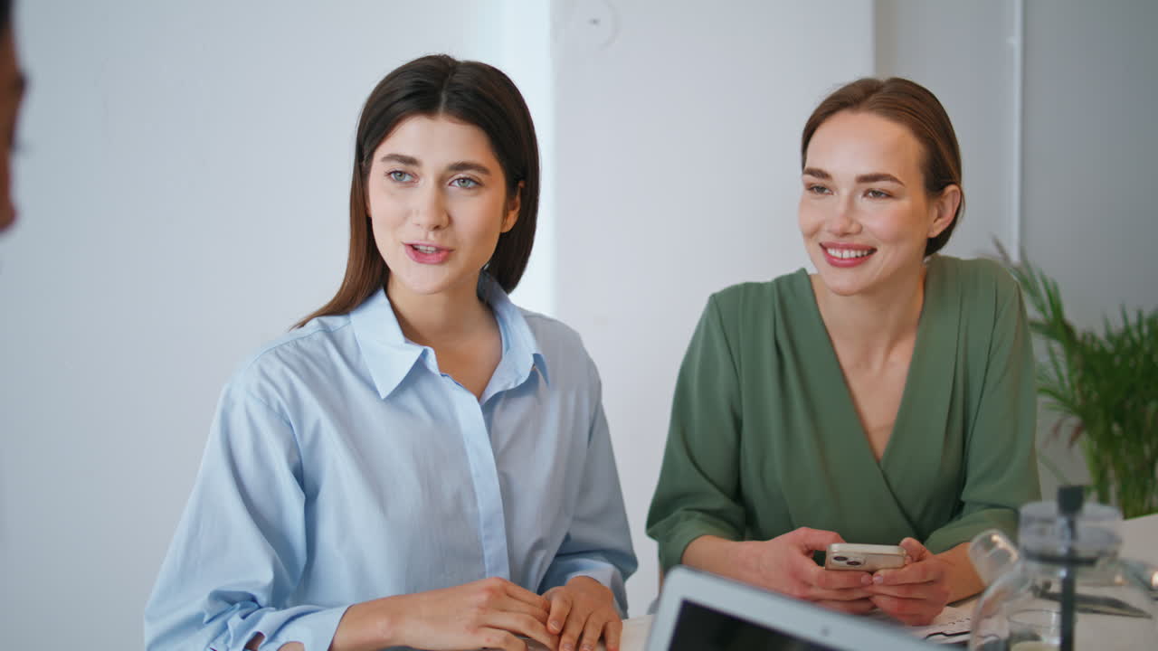 equipo sonriente escuchando gerente de primer plano líder emocional compartiendo noticias exitosas