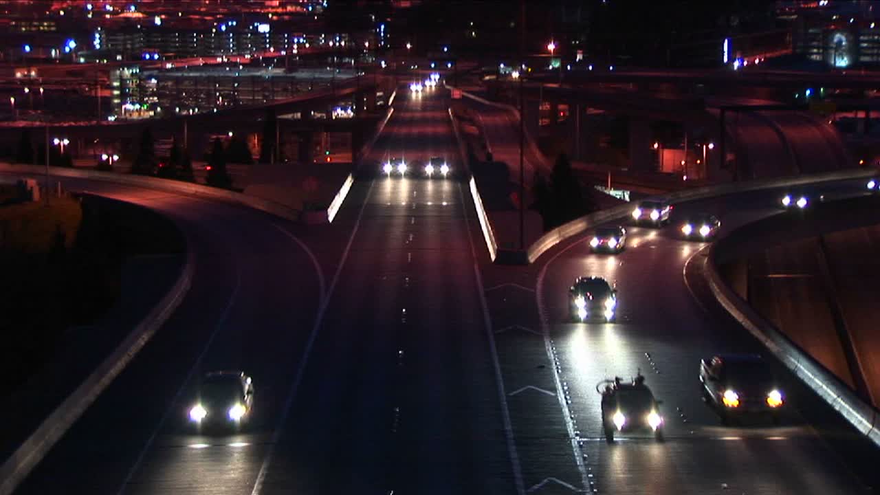 차량은 밤 러시아워에 고속도로에 진입합니다.