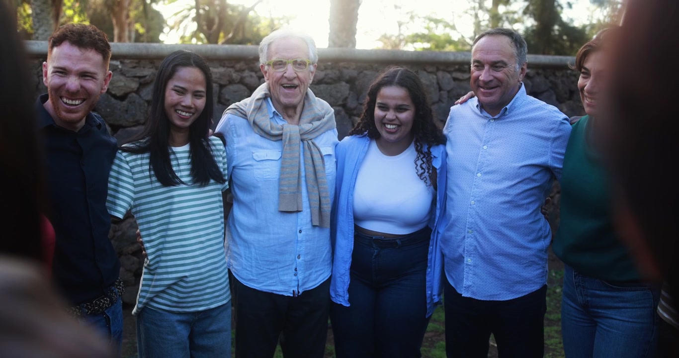 Grupo Feliz e Diverso de Amigos Multigeracionais Sorrindo Juntos ao Ar Livre