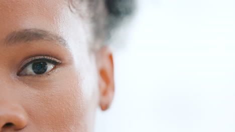 close-up oog van afrikaanse vrouw staart naar de camera