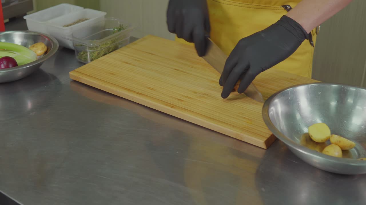 chef preparando verduras