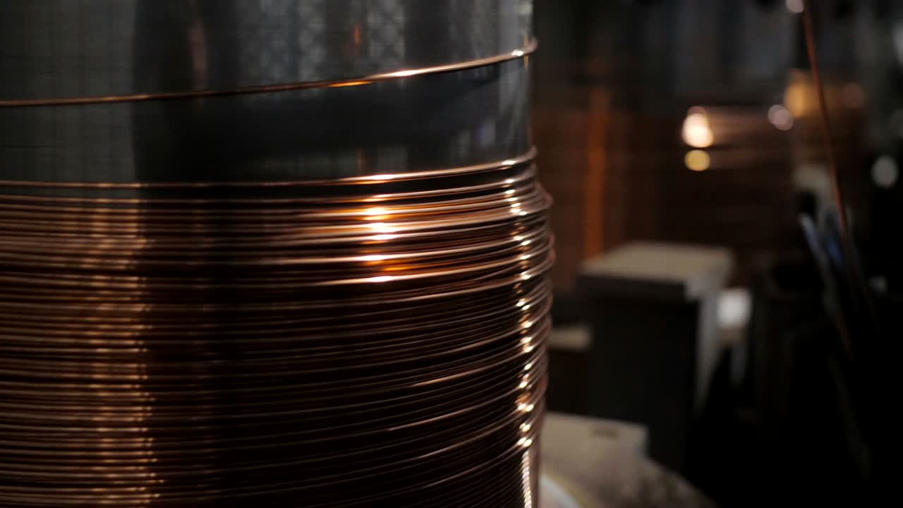 케이블 공장에서 구리 와이어의 라인 드로잉.