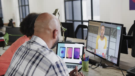 hombres de negocios afroamericanos en videoconferencia con un colega afroamericano en la pantalla