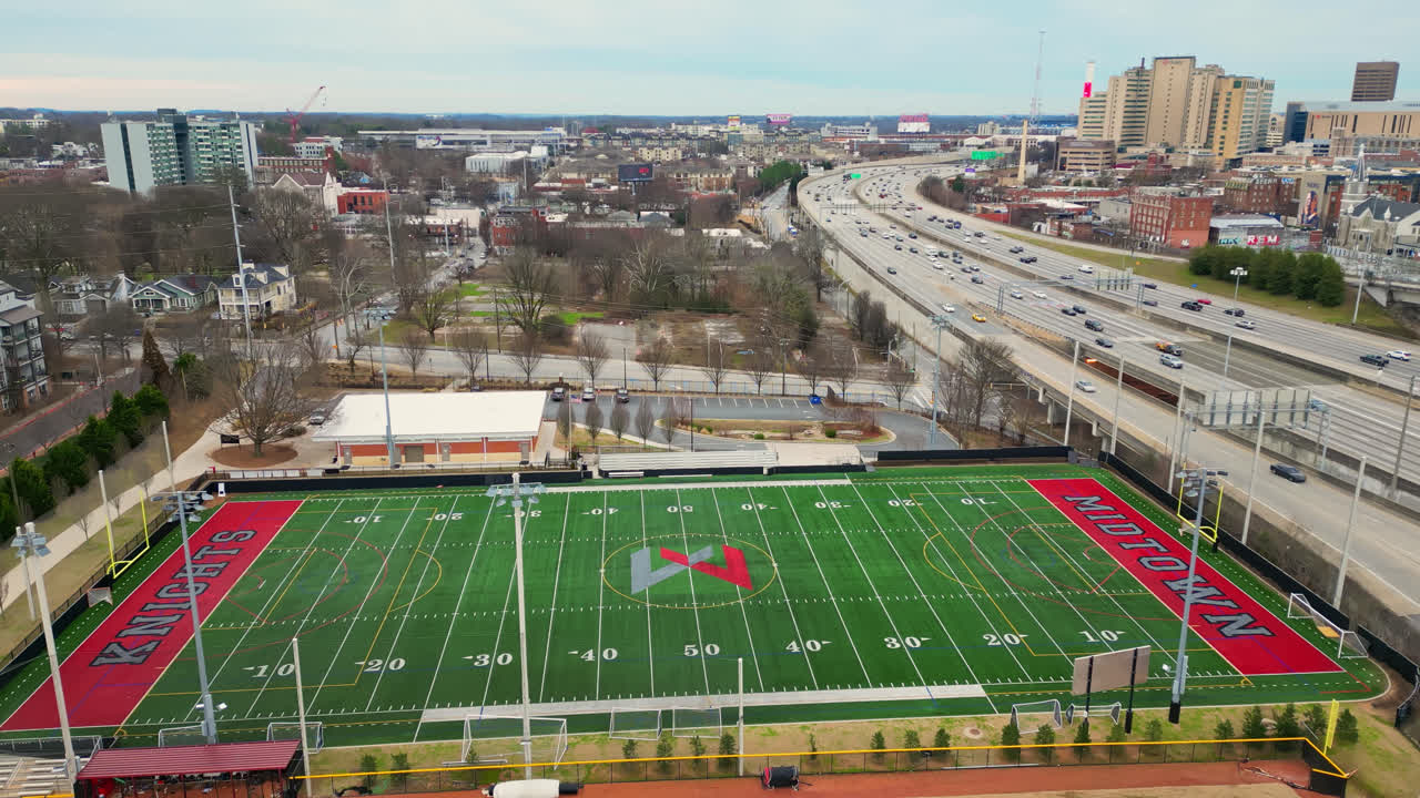 Vista aerea del club sportivo Walden Athletic Complex parallelo all'autostrada, Atlanta, Georgia, USA.