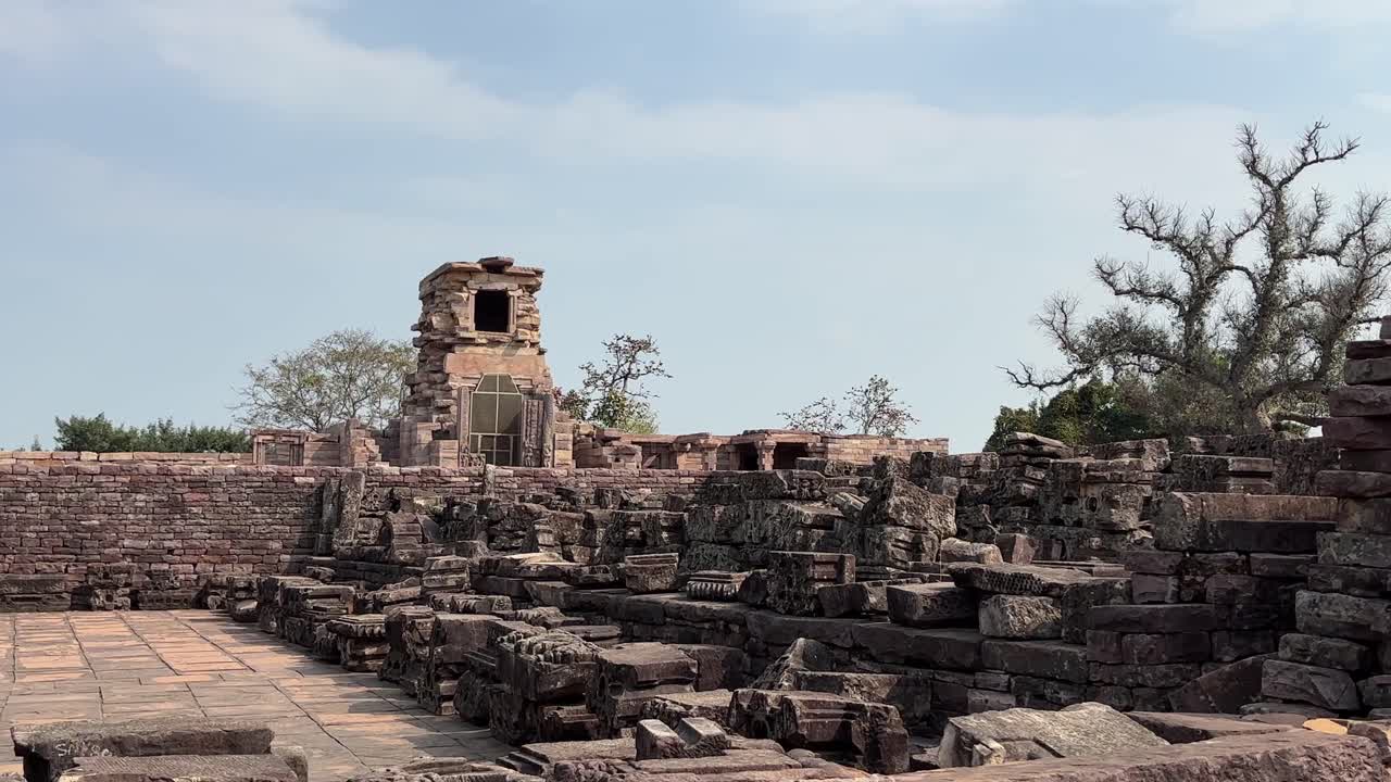Panorama delle rovine del complesso buddista di Sanchi Stupa, India. Zoom in.