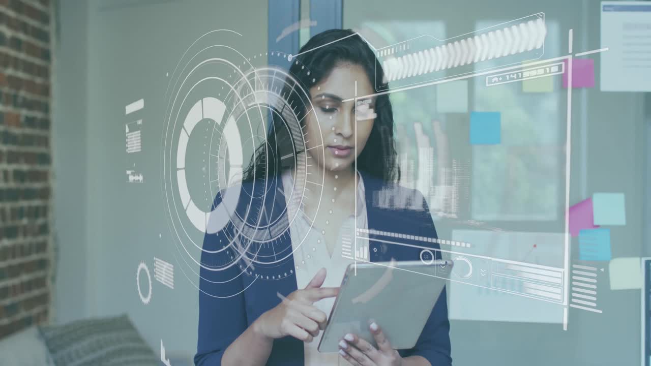 interfaz digital con procesamiento de datos contra mujer india usando tableta digital en la oficina