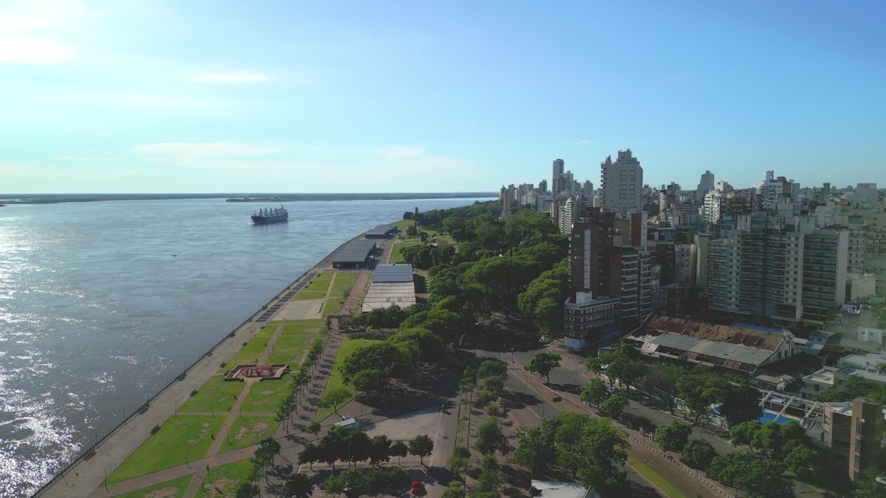 rosario, argentina provincia de santa fe imágenes aéreas con drones de la ciudad vistas del río paraná en verano