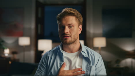 Nervous-man-annoyed-computer-at-dark-room-closeup.-Wife-dancing-at-background