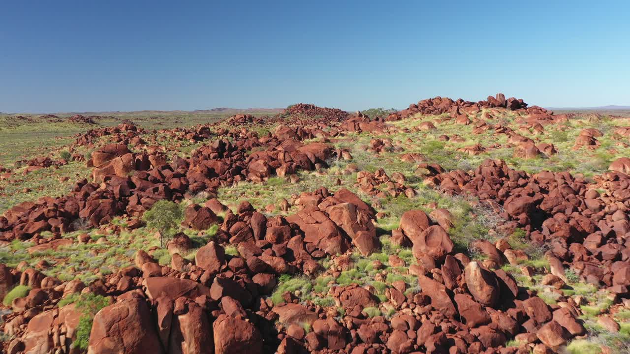 Erinomainen ilmakuva Australian takamaan punaisista kallioista.