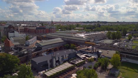 Atemberaubende-Luftaufnahme-Fluggeschwindigkeitsrampe-Hyperlapse-Motionlapse-Zeitraffer-Der-Gelben-U-bahn-Im-Park-Am-Gleisdreieck-Berlin-Deutschland-Am-Sommertag-2022