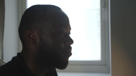 hombre negro cantando letras en el escritorio de la computadora en la oficina de casa