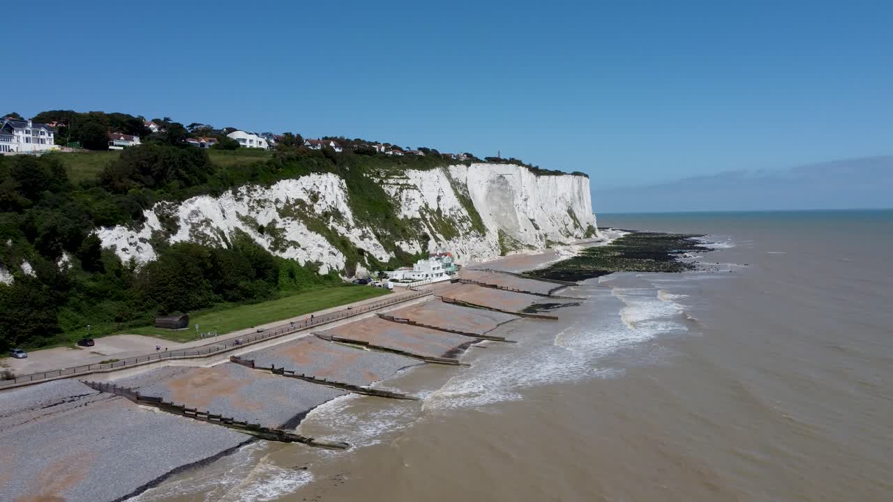 video de drones 4k de acantilados blancos con el cielo azul soleado