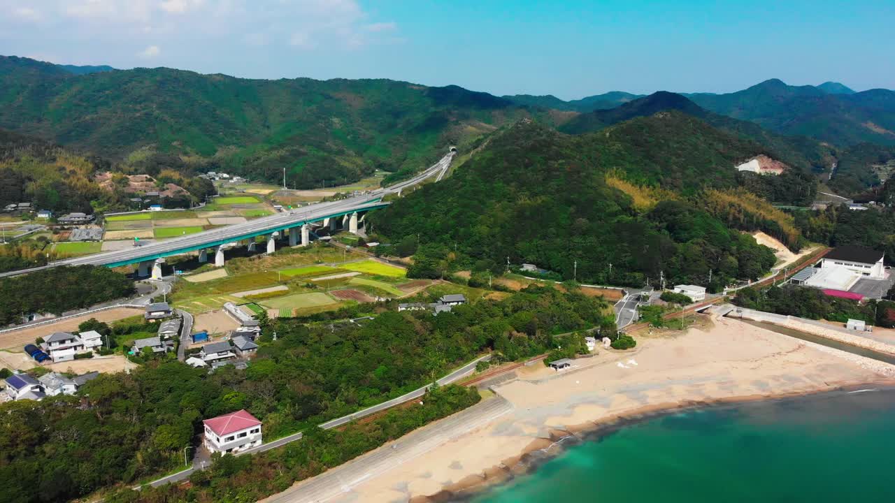 pequeño pueblo entre la playa y una carretera en shikoku, japón