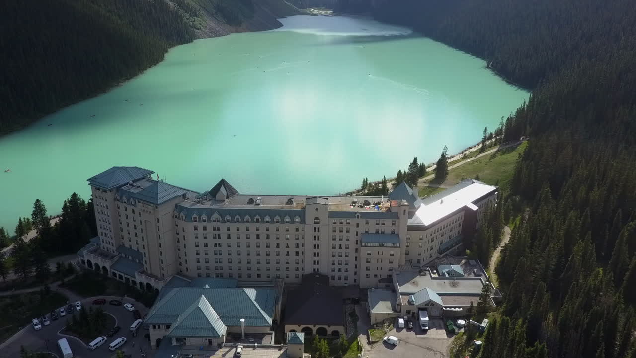 chateau lake louise, роскошный отель в национальном парке банфф, канада