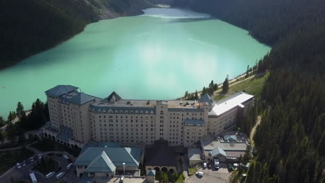 chateau lake louise, hotel de lujo en el parque nacional de banff, canadá