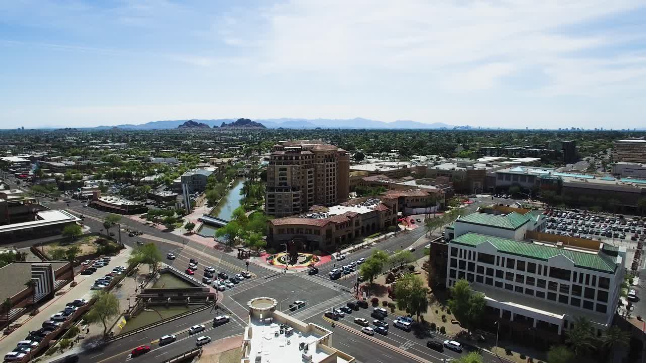 애리조나주 스코츠데일 태양의 계곡을 드러내기 위해 스코츠데일과 낙타등 도로 교차로에서 공중 철수