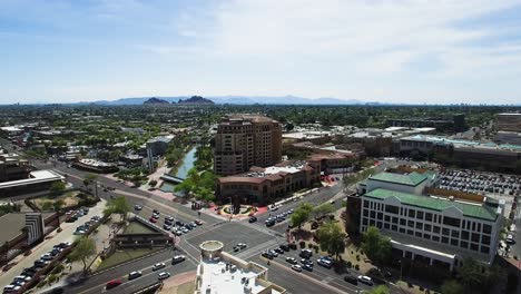 Retirada-Aérea-Desde-La-Intersección-De-Scottsdale-Y-Camelback-Road-Para-Revelar-El-Valle-Del-Sol,-Scottsdale,-Arizona