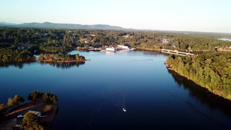 Antena-Lago-Hickory-Con-Montañas-En-El-Fondo,-Lago-Hickory-Nc,-Lago-Hickory-Carolina-Del-Norte