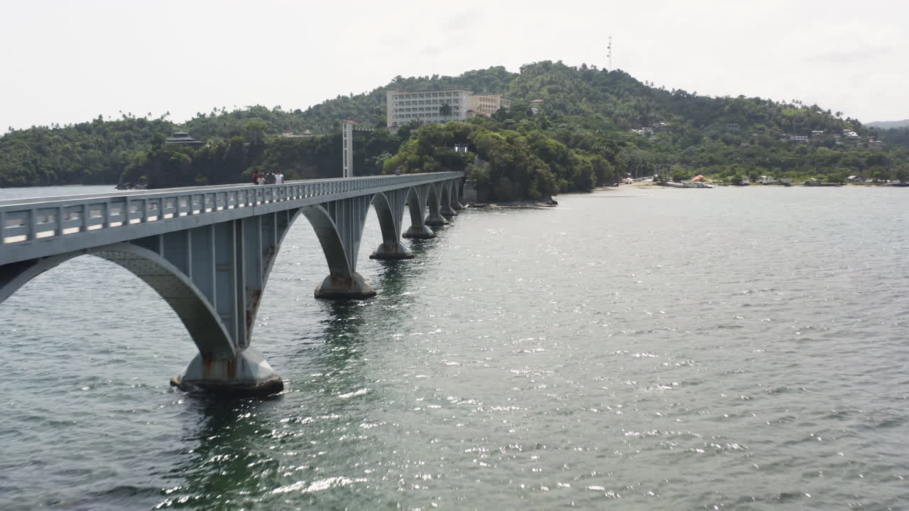 도미니카 공화국 사마나의 시골 마을에 있는 긴 보행자 다리