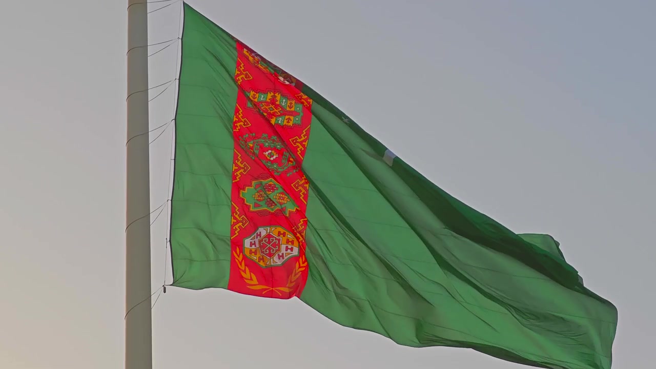 Bandera de Turkmenistán ondeando al viento