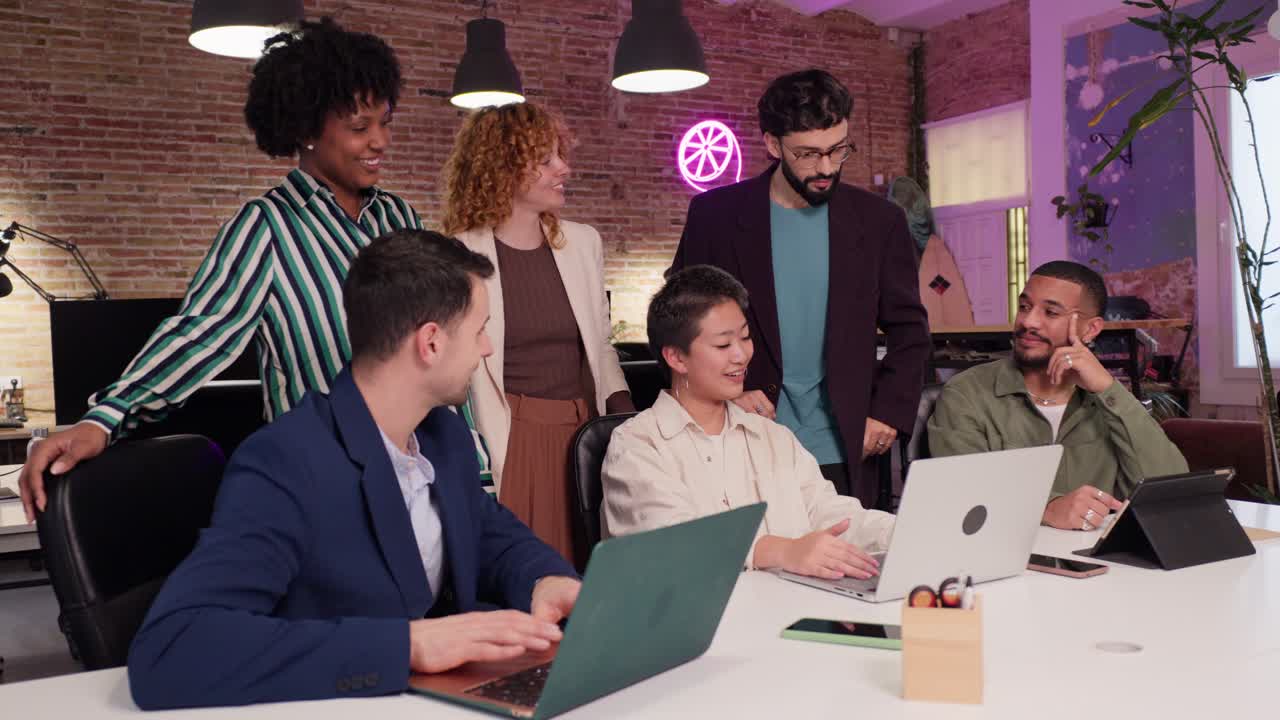 equipo diverso colaborando en una oficina moderna