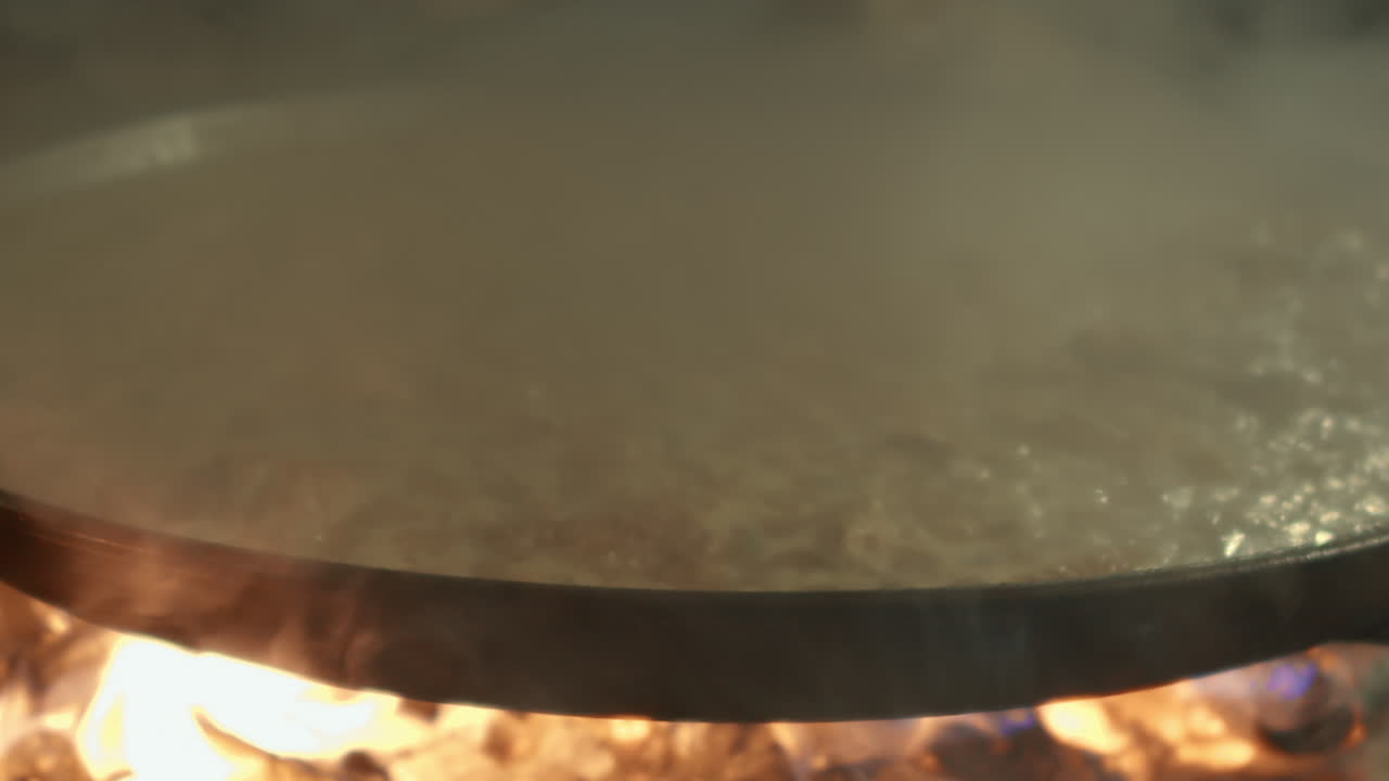 Il pollo viene preparato in una grande padella.