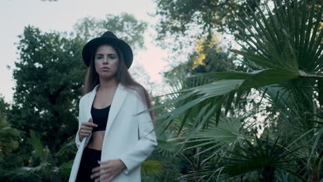 Modelo-Joven-Posando-Con-Plantas-Tropicales-En-El-Fondo