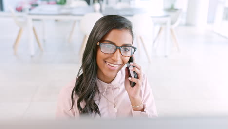 joven mujer de negocios tomando una llamada telefónica