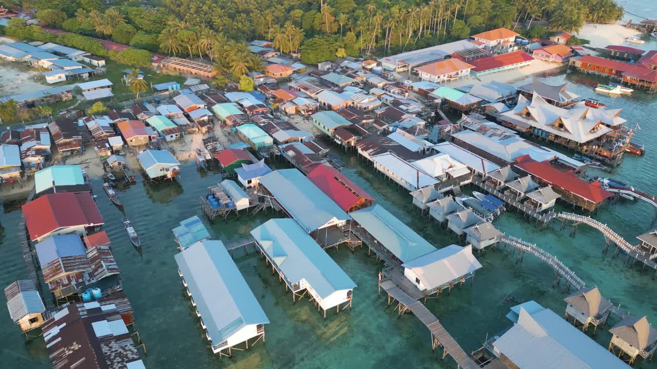 fotografía al revés de las casas de la comunidad bajau laut en la isla de mabul, sabah, malasia