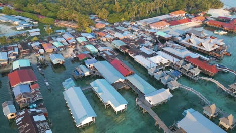 Toma-Al-Revés-De-Casas-Comunitarias-Bajau-Laut-En-La-Isla-De-Mabul,-Sabah,-Malasia.