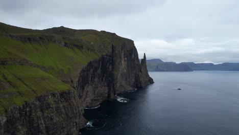 Drone-approaching-the-cliffs-near-Trollkonufingur-in-Vagar,-Faroe-Islands