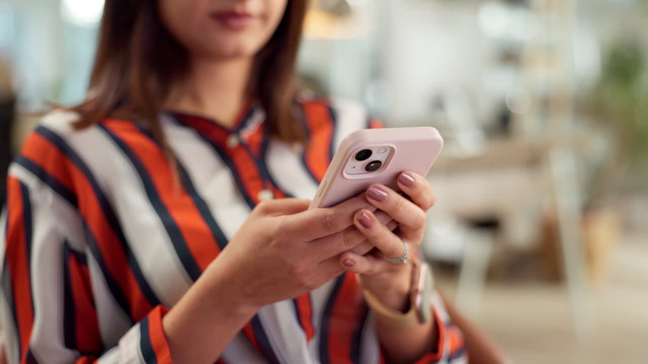 사무실에서 스마트폰을 사용하는 여성