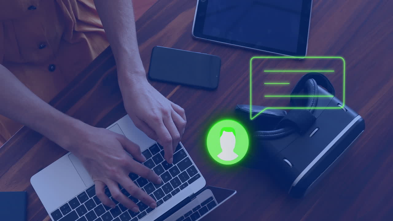 animación de iconos de redes sociales y procesamiento de datos sobre una mujer usando una computadora portátil.