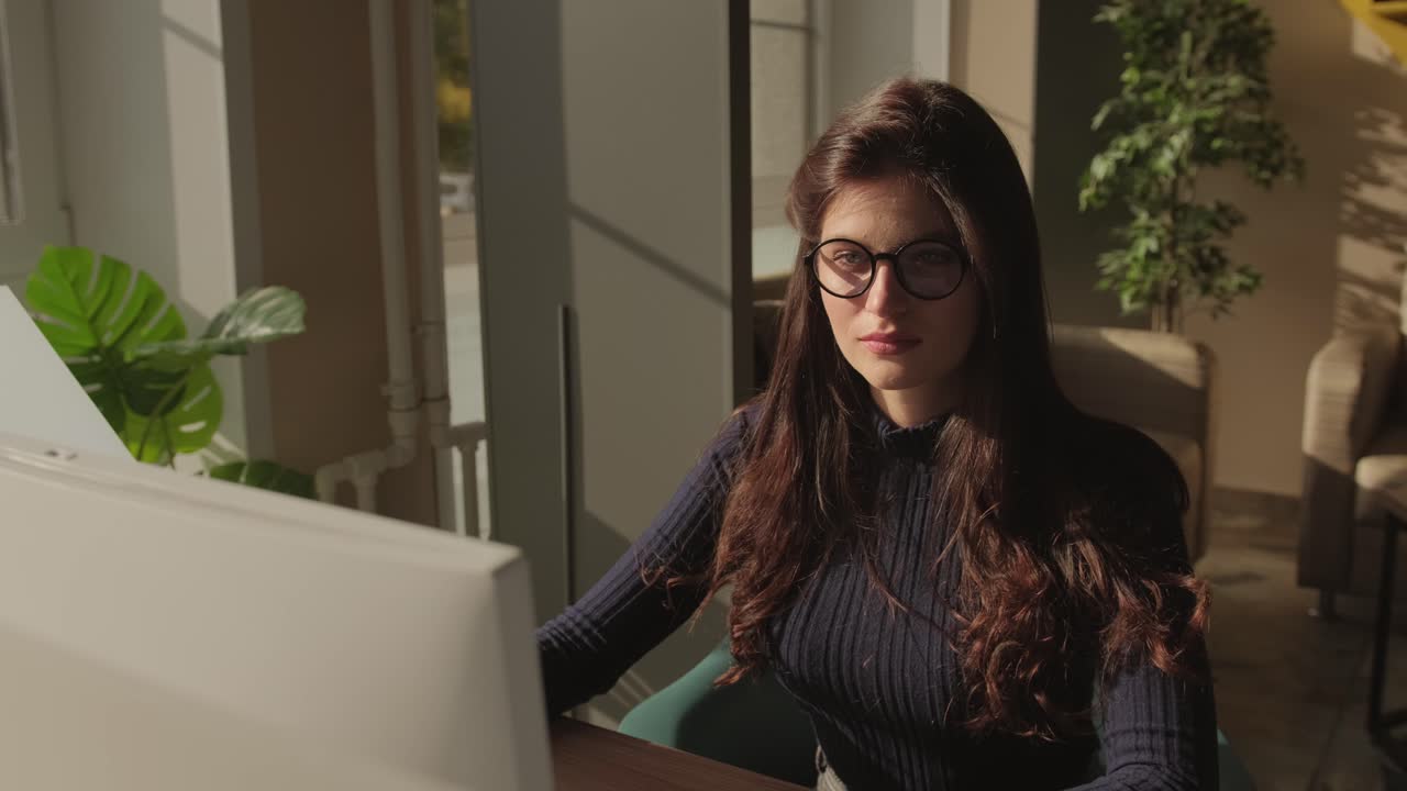 mujer trabajando en una computadora portátil en un café