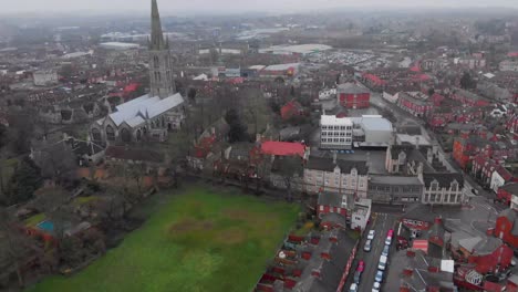 Grantham-Drohnenaufnahme-Aus-Der-Luft,-Schwenk-Nach-Oben-Und-Nach-Vorne-In-Richtung-Kirche,-Nahaufnahme-Von-Lincolnshire-Und-Mit-Der-St.-Wulfram-Kirche-In-Lincoln,-Lincolnshire,-4K-Drohnenaufnahme,-Bewölkt---Sonniger-Himmelstag