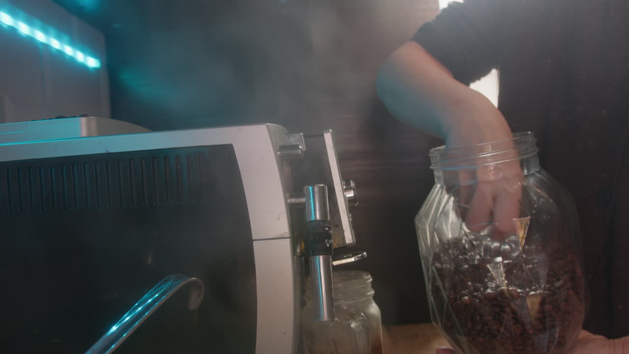 에스프레소 기계 에서 커피 를 다시 채우는 것