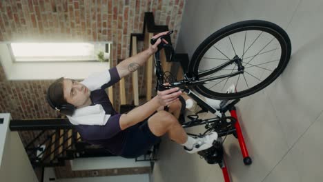 hombre trabajando en una bicicleta estacionaria interior.