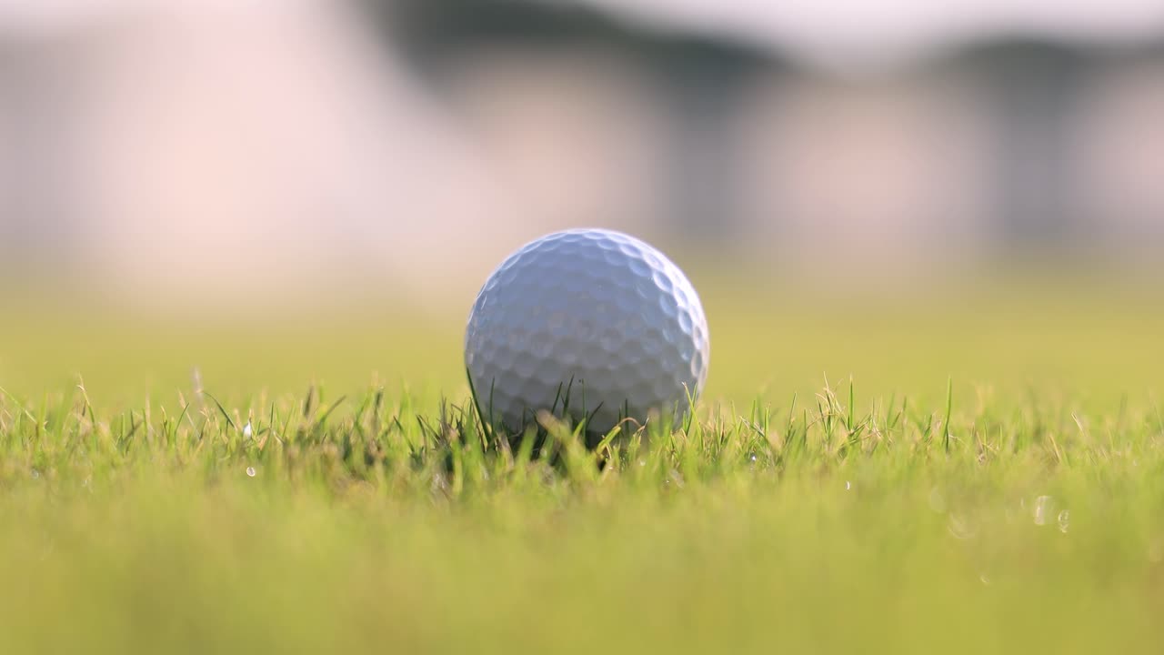 con el guante de la mano colocando la pelota de golf en el tee