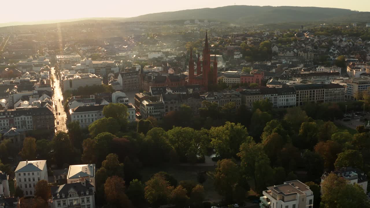 Bella ripresa circolare con drone intorno alla Marktkirche di Wiesbaden con la piazza del centro città in una soleggiata sera d'estate