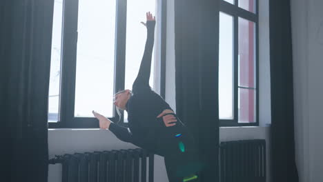 mujer haciendo estiramientos de yoga en un estudio