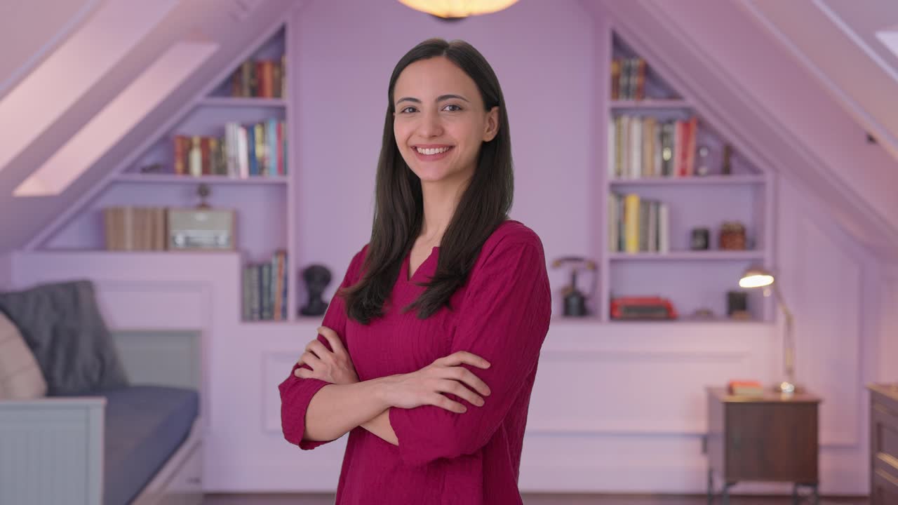 retrato de una feliz mujer india de pie con las manos cruzadas