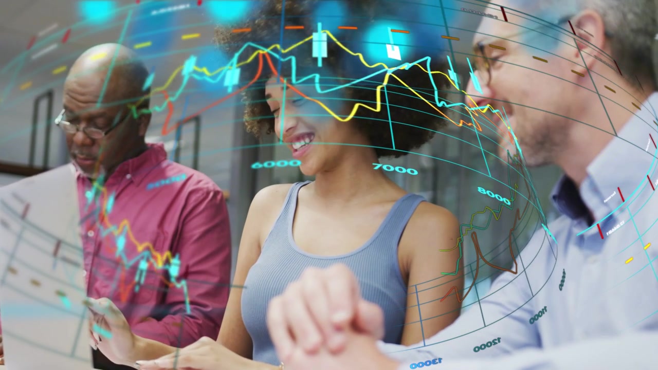 Equipo ingresando datos y tocando una tableta, animando gráficos financieros que conectan laptops para revisar datos