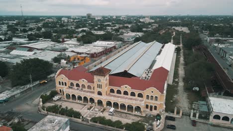 Rotationsansicht-Des-Bahnhofs-In-Yucatan